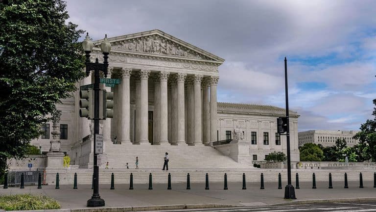 Trump Asks U.S. Supreme Court to Allow Mass Federal Layoffs