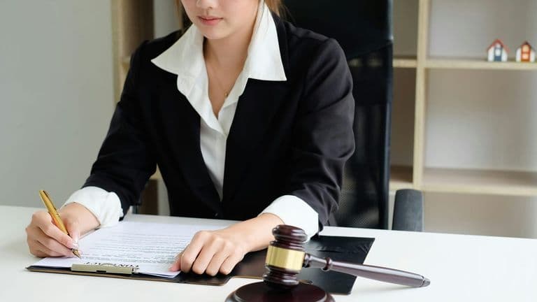 Spotlight on U.S. Attorney Lindsey Halligan: From Private Practice to Political-Era Prosecutor